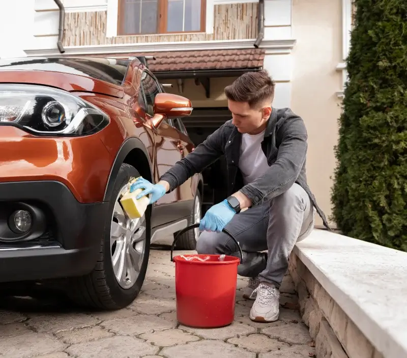 Lavage auto à domicile Levet : professionnel intervenant sur un véhicule
